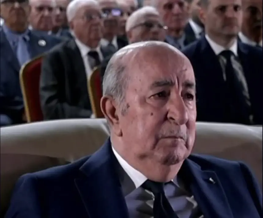 كان قريب يبكي.. ملامح الإحباط تخيم على تبون أثناء احتفالات الجزائر بعيدها الوطني